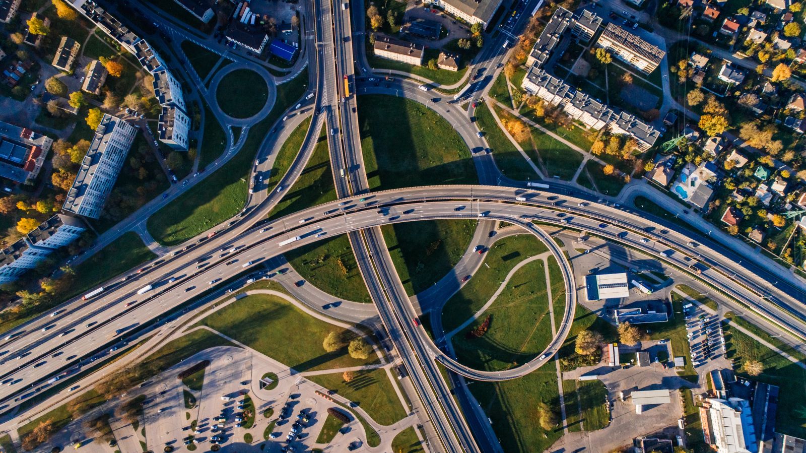 Luchtfoto van een knooppunt van snelwegen met vrachtwagens