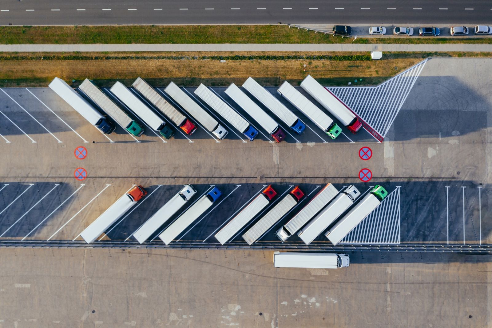 Luchtfoto van een containerterminal met opgeslagen vracht