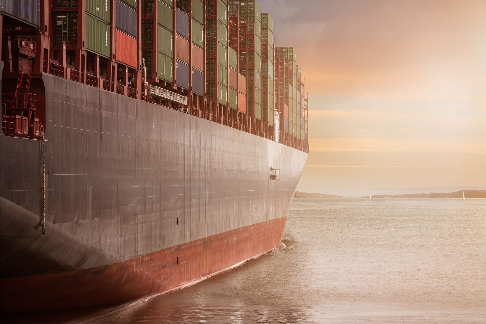 Containerschip met containers dat wordt geladen in de haven