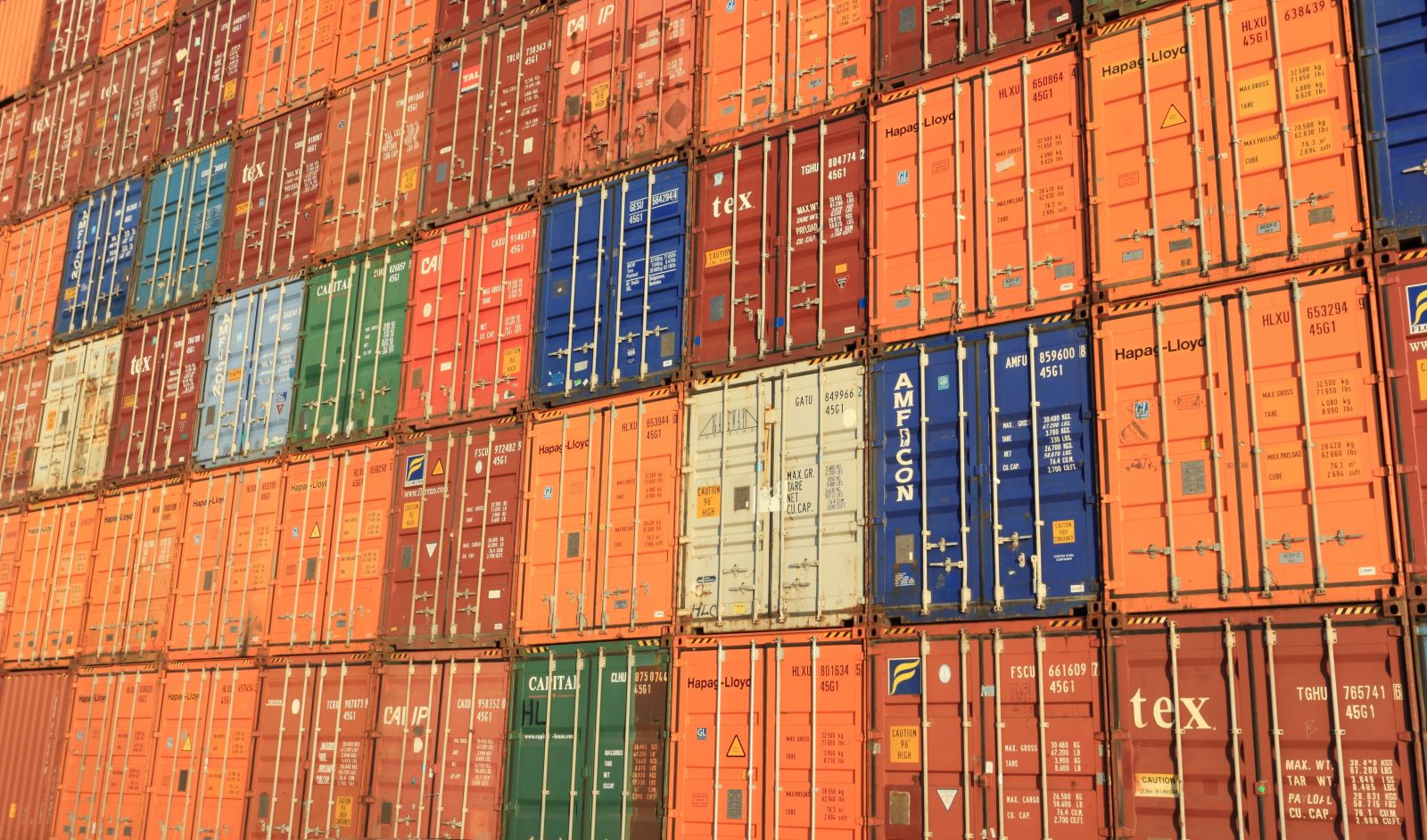 Kleurrijke zeecontainers bij een warehouse in de haven