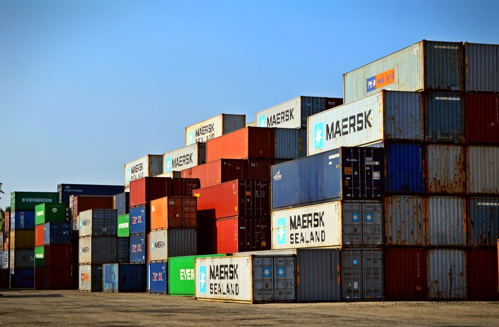 Stapels zeecontainers op een containerterminal