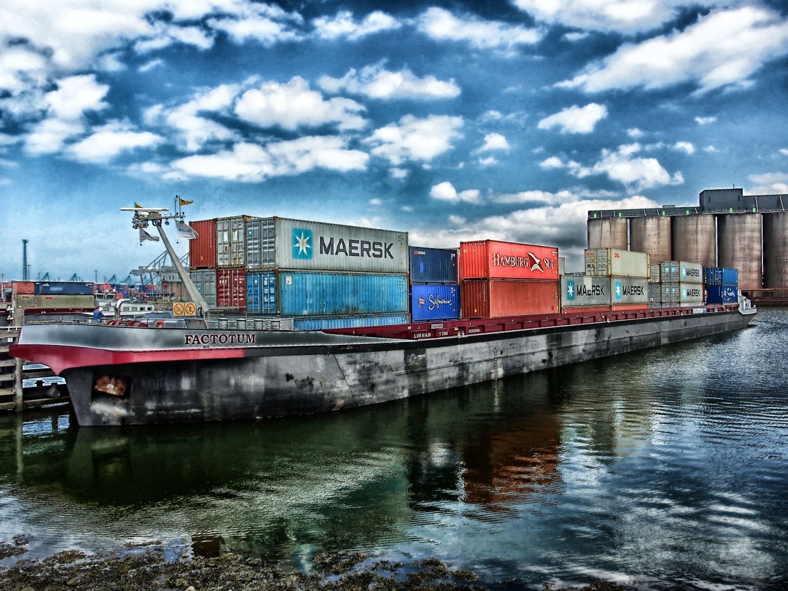 Zicht op de haven van Rotterdam met kranen en containerschepen