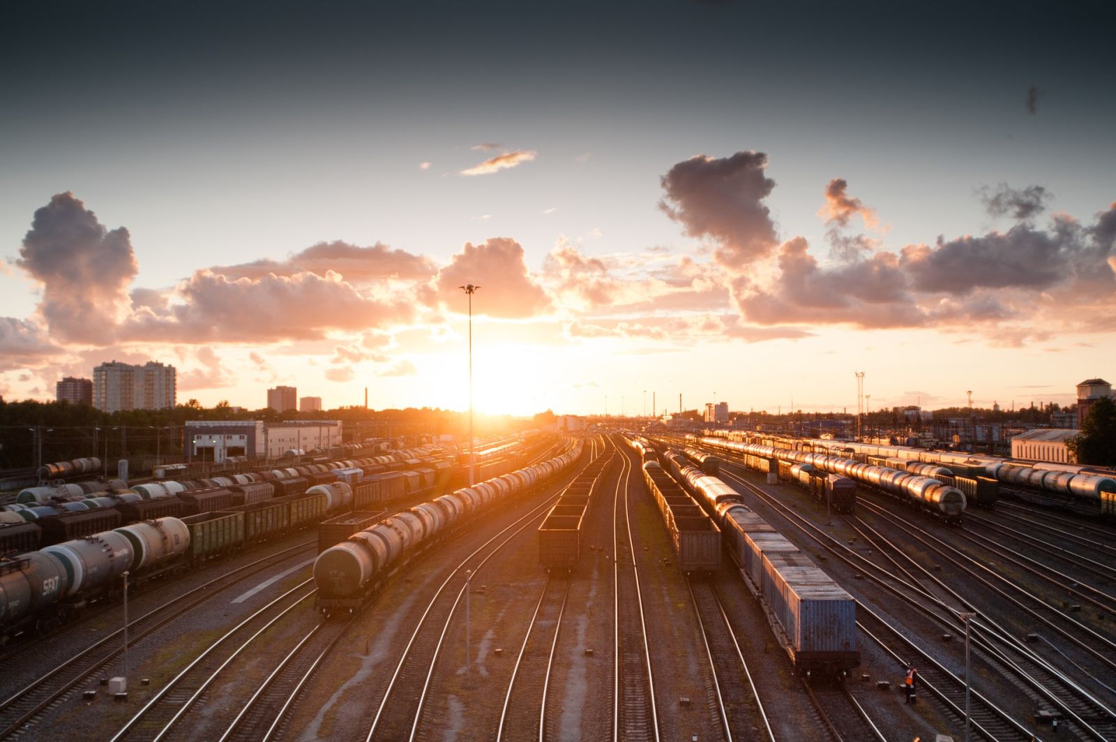 Goederentrein met containers op een intermodale terminal